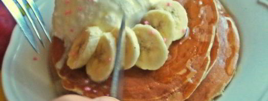 панкейки кефирные с медом, бананом и сливками. Шаг 20