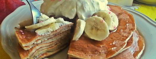 панкейки кефирные с медом, бананом и сливками. Шаг 21