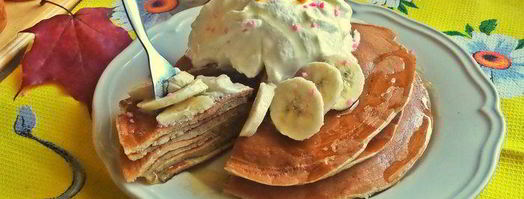 панкейки кефирные с медом, бананом и сливками. Шаг 22