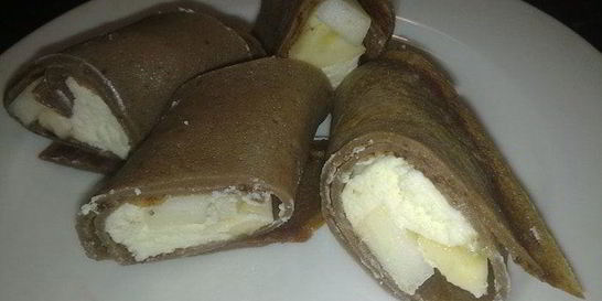 Шоколадные блины с фруктами