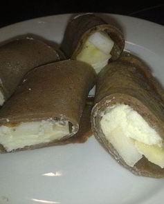 Шоколадные блины с фруктами