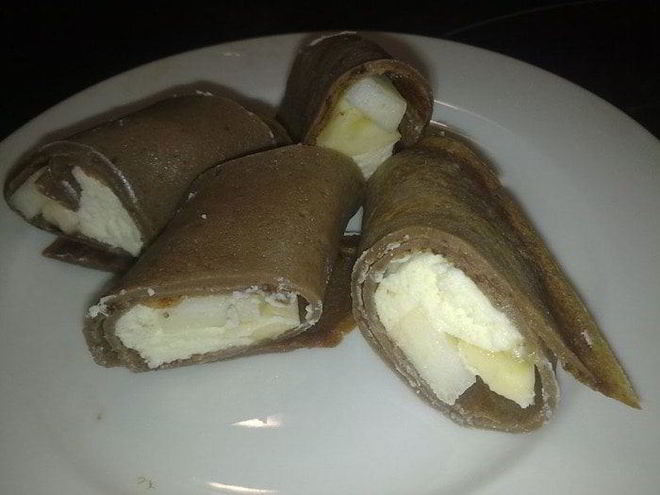 Рецепт шоколадных блинов с фруктами