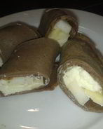 Шоколадные блины с фруктами