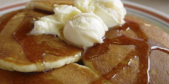 Сметанные блины с кленовым сиропом