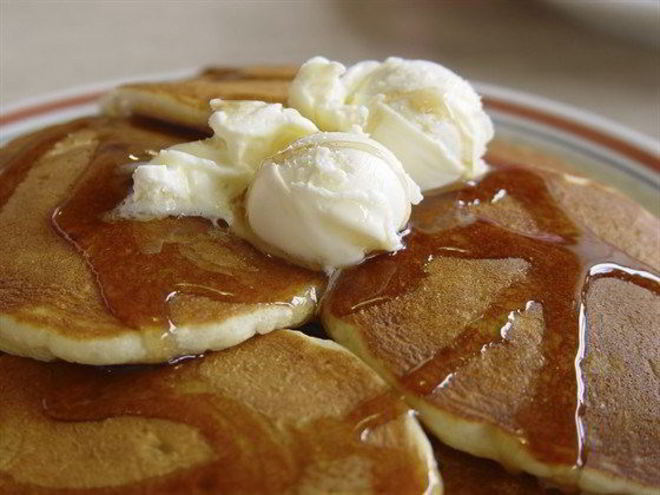 Рецепт сметанных блинов с кленовым сиропом