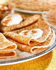 Тонкие блинчики из каштановой муки с рикоттой и медом