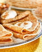 Тонкие блинчики из каштановой муки с рикоттой и медом