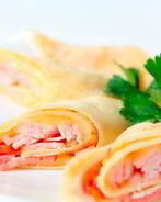 Тонкие блинчики с начинкой на завтрак