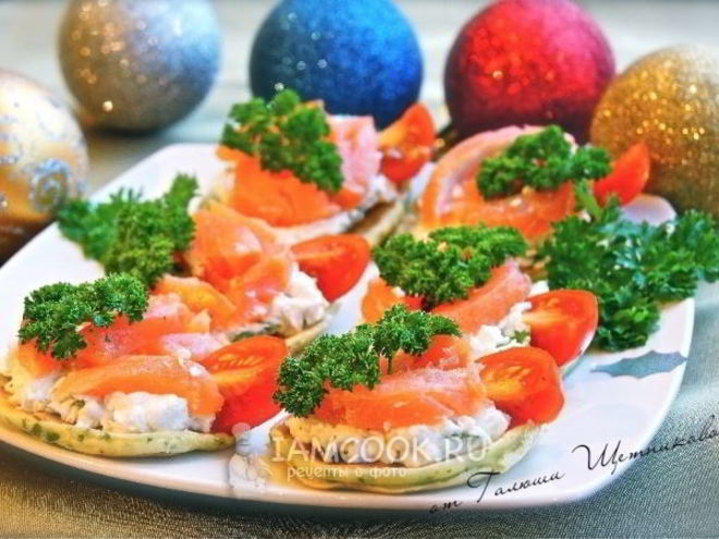 Рецепт закусочных блинчиков с подкопченным лососем