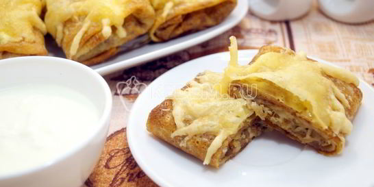 Запеченные блины с курицей и грибами