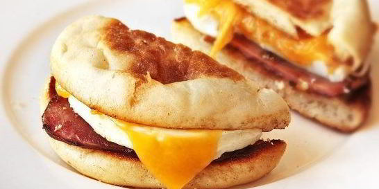 Булочка с яйцом и ветчиной на завтрак