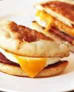 Булочка с яйцом и ветчиной на завтрак