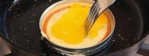 булочка с яйцом и ветчиной на завтрак. Шаг 2