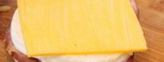 булочка с яйцом и ветчиной на завтрак. Шаг 4