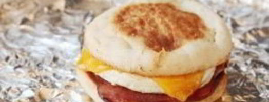 булочка с яйцом и ветчиной на завтрак. Шаг 5