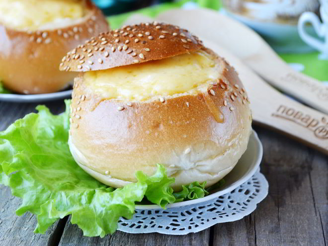 Рецепт булочек, фаршированных омлетом, на завтрак