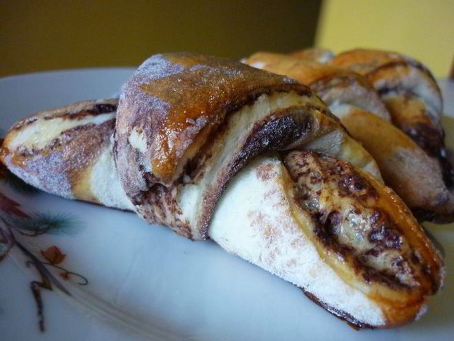 Рецепт булочек и рогалики зебра с шоколадной прослойкой