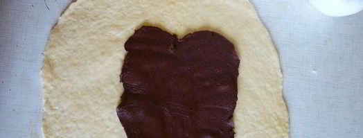 булочки и рогалики зебра с шоколадной прослойкой. Шаг 8