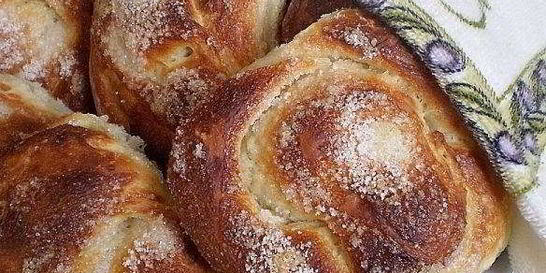 Булочки из дрожжевого теста с сахаром