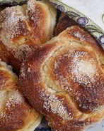 Булочки из дрожжевого теста с сахаром