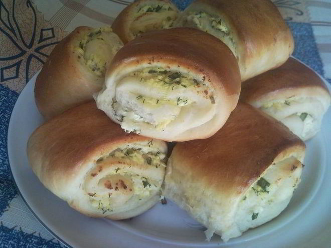 Рецепт булочек-рулетиков с творогом и зеленью