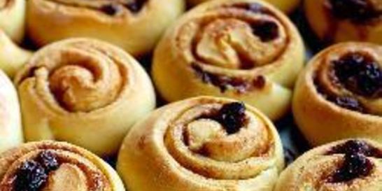 Булочки с изюмом и корицей
