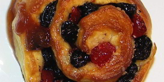 Булочки с изюмом, вишней и кизилом запеченые в карамели