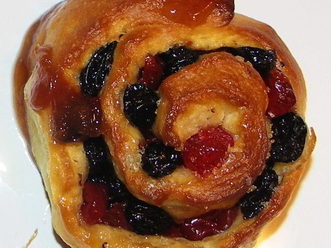 Рецепт булочек с изюмом, вишней и кизилом запеченые в карамели