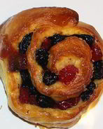 Булочки с изюмом, вишней и кизилом запеченые в карамели