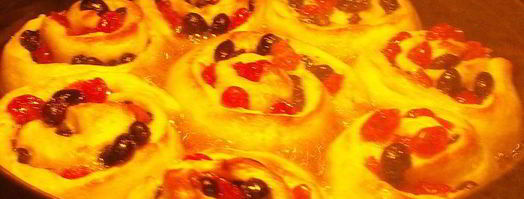 булочки с изюмом, вишней и кизилом запеченые в карамели. Шаг 2