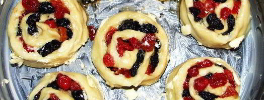 булочки с изюмом, вишней и кизилом запеченые в карамели. Шаг 3