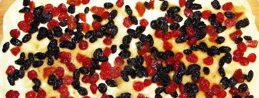 булочки с изюмом, вишней и кизилом запеченые в карамели. Шаг 4