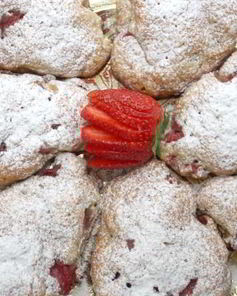 Булочки с клубникой