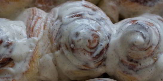 Булочки с корицей в сметанной заливке