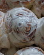 Булочки с корицей в сметанной заливке