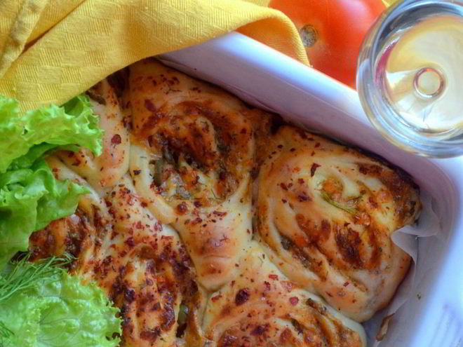 Рецепт булочек с оливками, сыром и помидорами