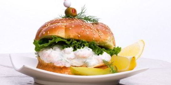 Булочки с салатом и креветками