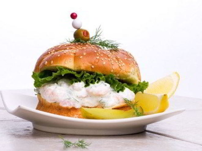 Рецепт булочек с салатом и креветками