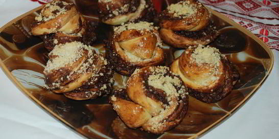 Булочки с шоколадом, орехами и посыпкой