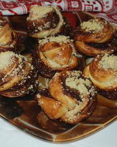 Булочки с шоколадом, орехами и посыпкой