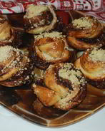 Булочки с шоколадом, орехами и посыпкой