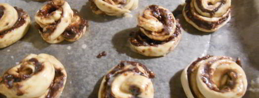 булочки с шоколадом, орехами и посыпкой. Шаг 14