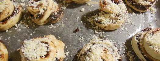 булочки с шоколадом, орехами и посыпкой. Шаг 15