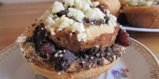 Булочки с шоколадом, вишней и песочной крошкой