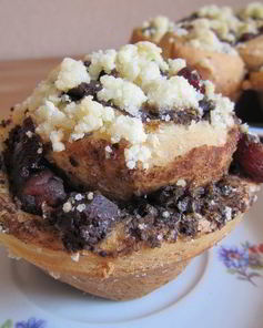 Булочки с шоколадом, вишней и песочной крошкой