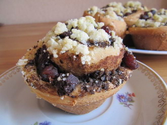 Рецепт булочек с шоколадом, вишней и песочной крошкой