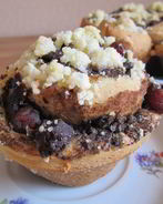 Булочки с шоколадом, вишней и песочной крошкой