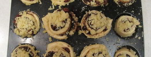 булочки с шоколадом, вишней и песочной крошкой. Шаг 7