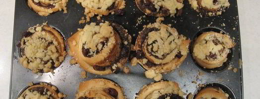 булочки с шоколадом, вишней и песочной крошкой. Шаг 8