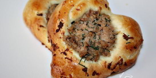 Булочки-сердечки с тунцом